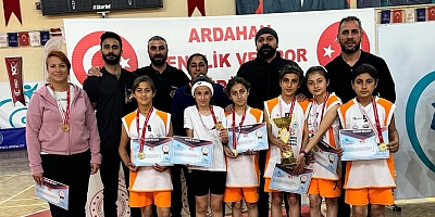 Kars Mihralibey Ortaokulu Badminton’da  Şampiyon oldu