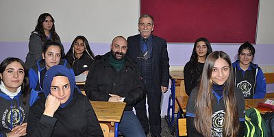 Kars'ta, 20 yıl önce derste bırakan Edebiyat Öğretmenine sürpriz kutlama