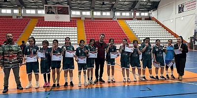 Kars Ziya Gökalp Ortaokulu Kız Futsal takımı zirvede