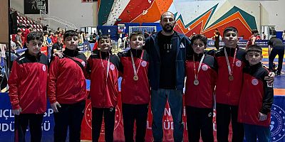 Karslı genç güreşçiler Muş'ta tarih yazdı